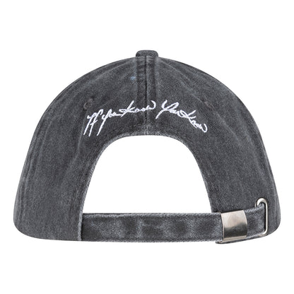 Achterkant van de BonTon-pet met verstelbare sluiting en subtiel logo, gefotografeerd in neutrale studio-omgeving