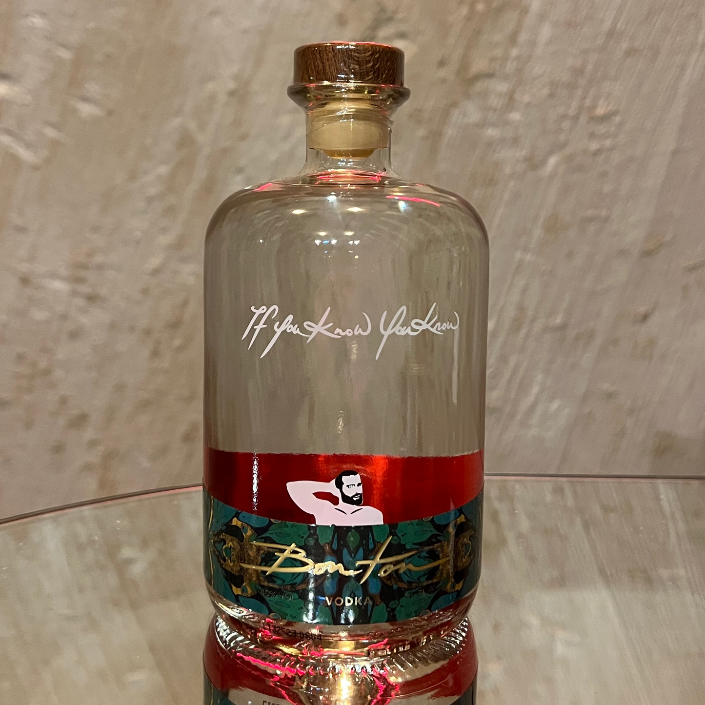 Vodkafles met illustratie van een man op het etiket, modern vormgegeven met strakke lijnen en een luxe uitstraling.