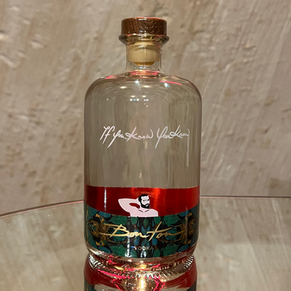 Vodkafles met illustratie van een man op het etiket, modern vormgegeven met strakke lijnen en een luxe uitstraling.